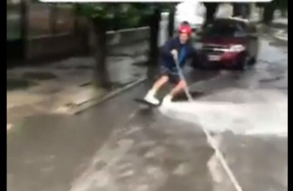 Después de la lluvia, practicaron wakeboard en las calles de Córdoba