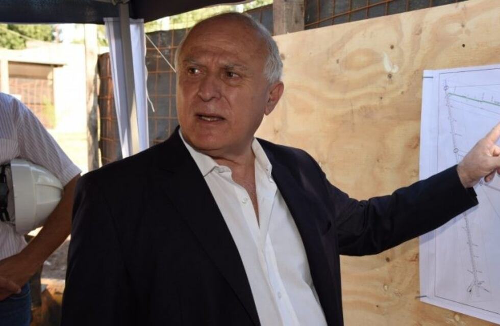 El gobernador se accidentó en un tobillo y trabaja con actividad limitada