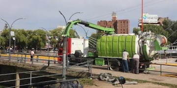 Saneamiento del lago en Villa Carlos Paz\u002E (Foto: Municipal)\u002E