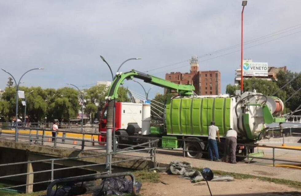 El agua verde del San Roque y el modo en que el Municipio trabaja para combatirlo
