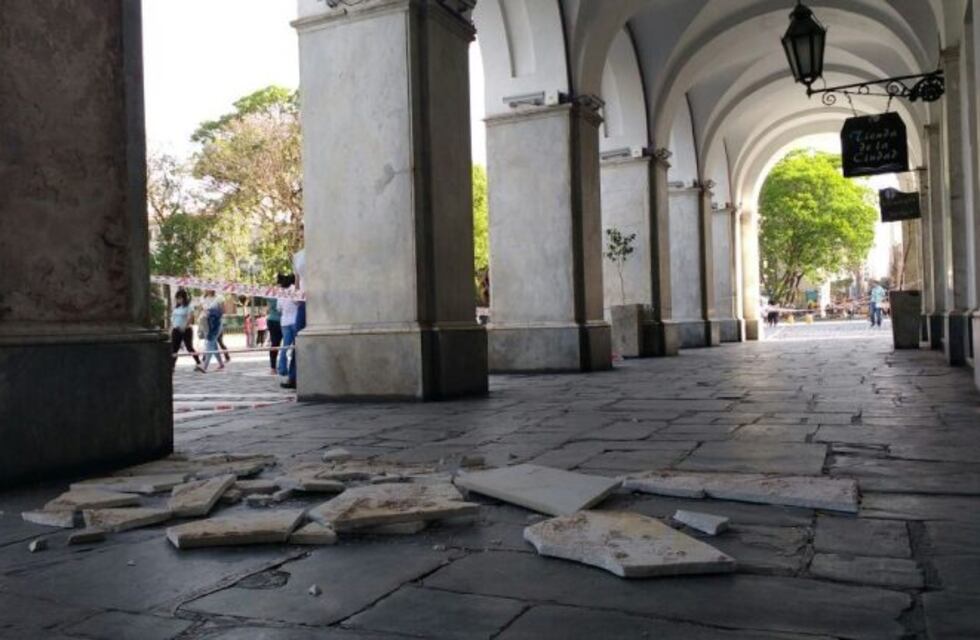 Una mujer herida al derrumbarse una placa de mármol del Cabildo