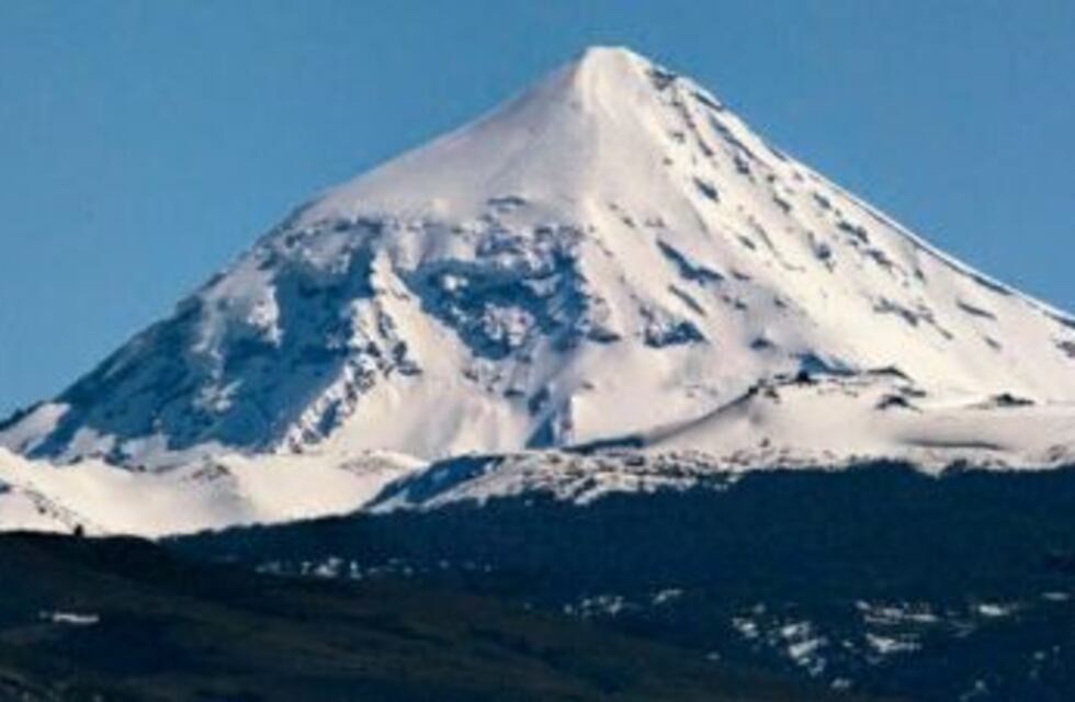 Alerta amarilla en Argentina y Chile por la actividad del volcán Lanín