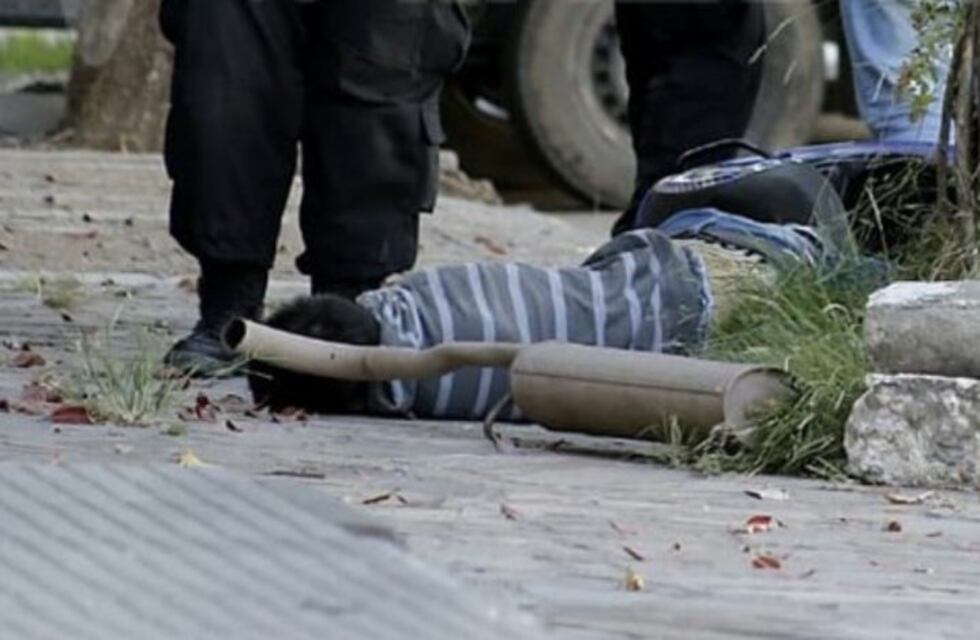 A plena luz del día mataron a balazos a un motociclista en barrio Roma