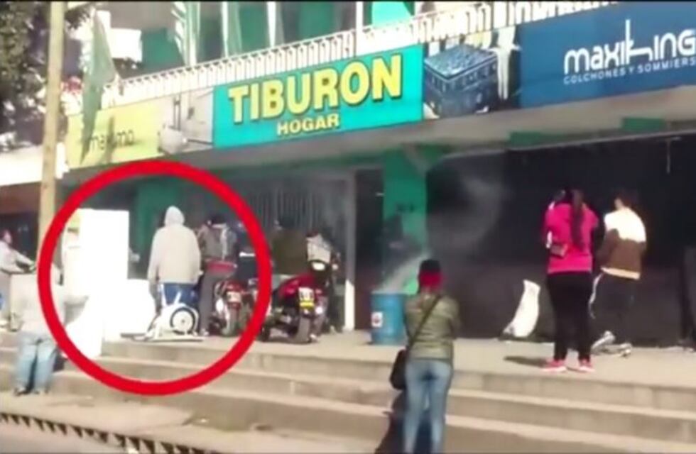 Creyó que había saqueos, se metió a robar y terminó detenido: estaban filmando una película