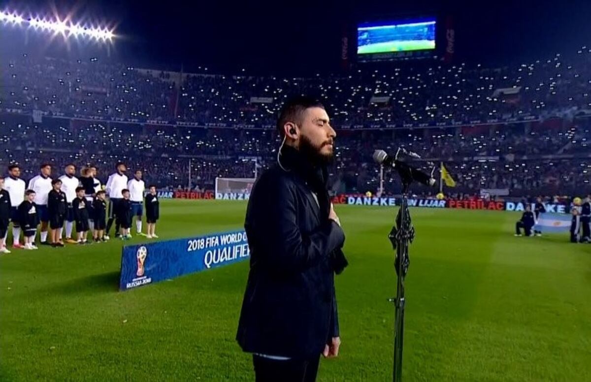 Ulises Bueno cantó el Himno\u002E (Foto: SportsCenter)