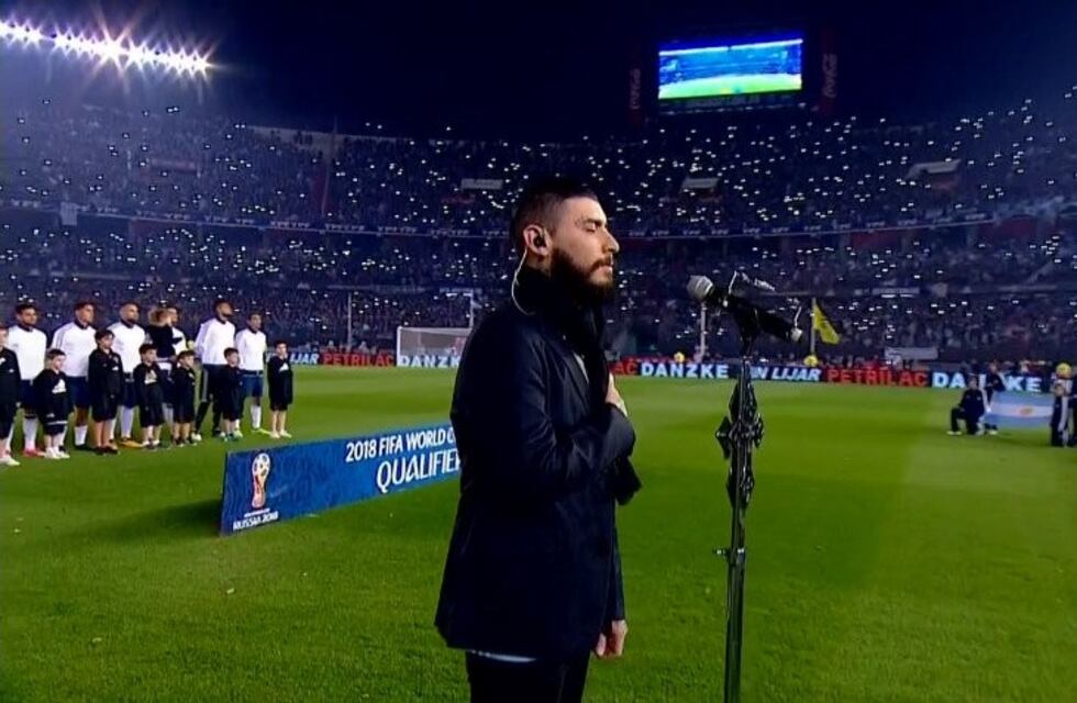 Así cantó Ulises Bueno el Himno Nacional Argentino en el partido Argentina- Venezuela