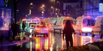 La ambulancias trabajando en el local bailable en Turquu00eda.