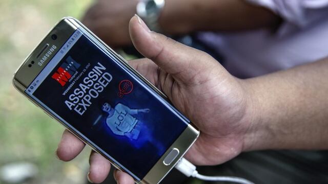 AY16 KUALA LUMPUR (MALASIA) 15/02/2017.- Un hombre muestra en su telu00e9fono mu00f3vil un periu00f3dico local digital que muestra la imagen facilitada por la policu00eda malasia de una de las sospechosas de matar al supuesto hermano mayor del lu00edder norcoreano a las puer