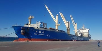 Buque chino con aerogeneradores