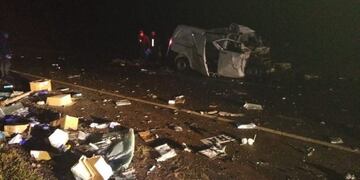 Restos de la camioneta Mercedes cuyo conductor murió al igual que una pasajera, mientras otros 5 ocupantes resultaron heridos\u002E (MisionesOnline)