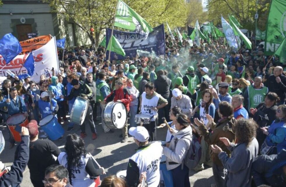 Estatales neuquinos marchan este miércoles en reclamo de sus salarios