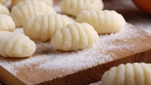 Para el finde: salteado de ñoquis, espinacas y queso de cabra