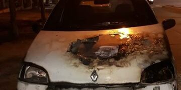 Alta Gracia: un cortocircuito originó el incendio de un auto en el Alto