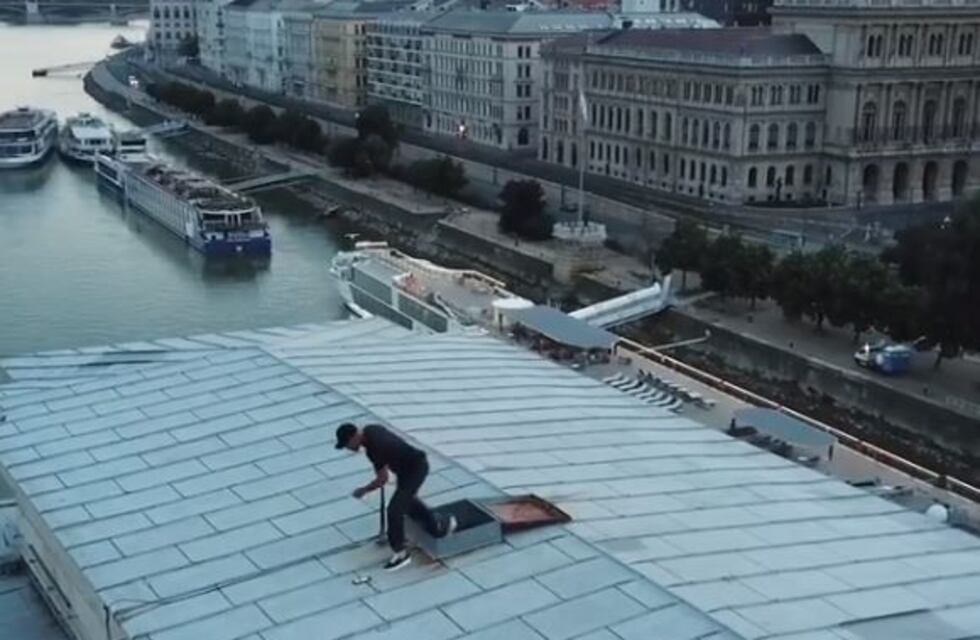 Cantar, bailar y meterse a un auto en movimiento: el desafío viral que se volvió un peligro