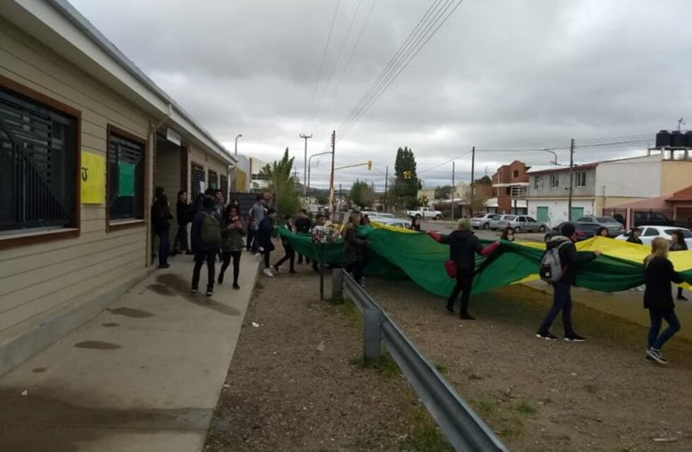 Alumnos del EICO toman escuela