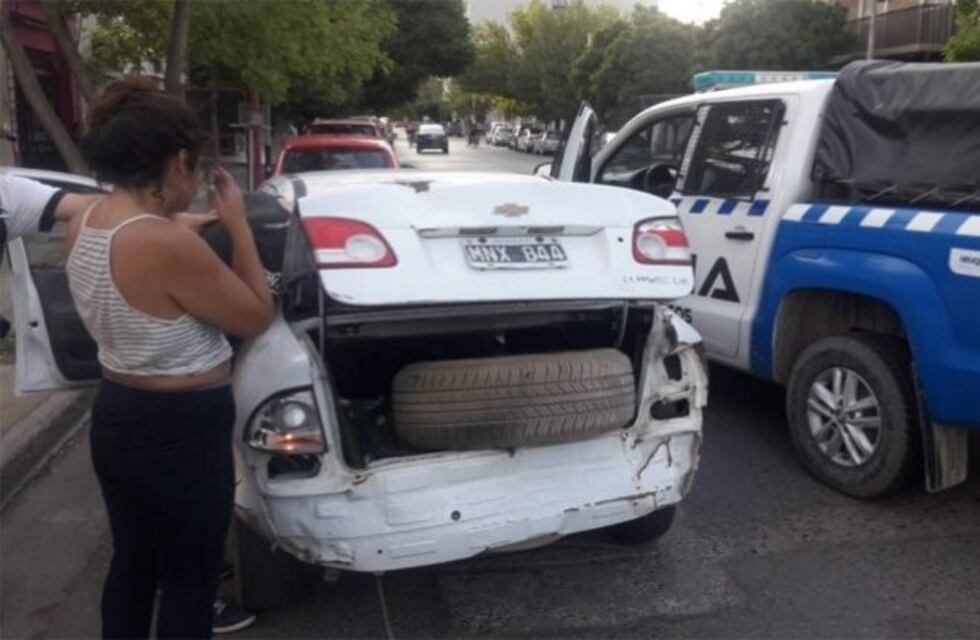 Detuvieron a dos jóvenes que robaron una rueda en el centro de Neuquén