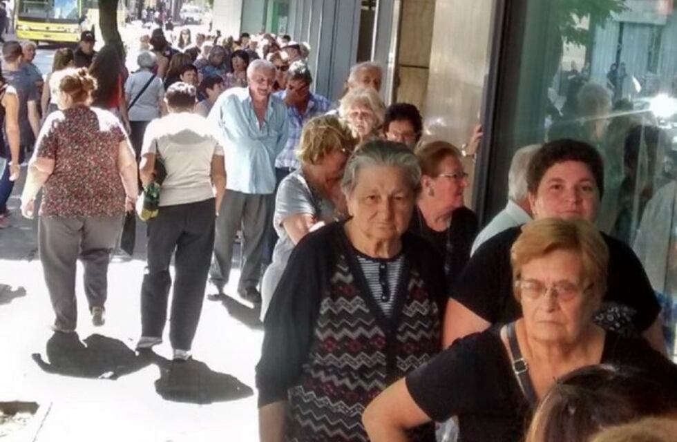 Es oficial el pago de los dos bonos para jubilados, pensionados y beneficiarios de la AUH: cómo y dónde cobrarlos