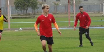 El juvenil albirrojo todavía no puede creer haber compartido prácticas con Messi y Dybala\u002E