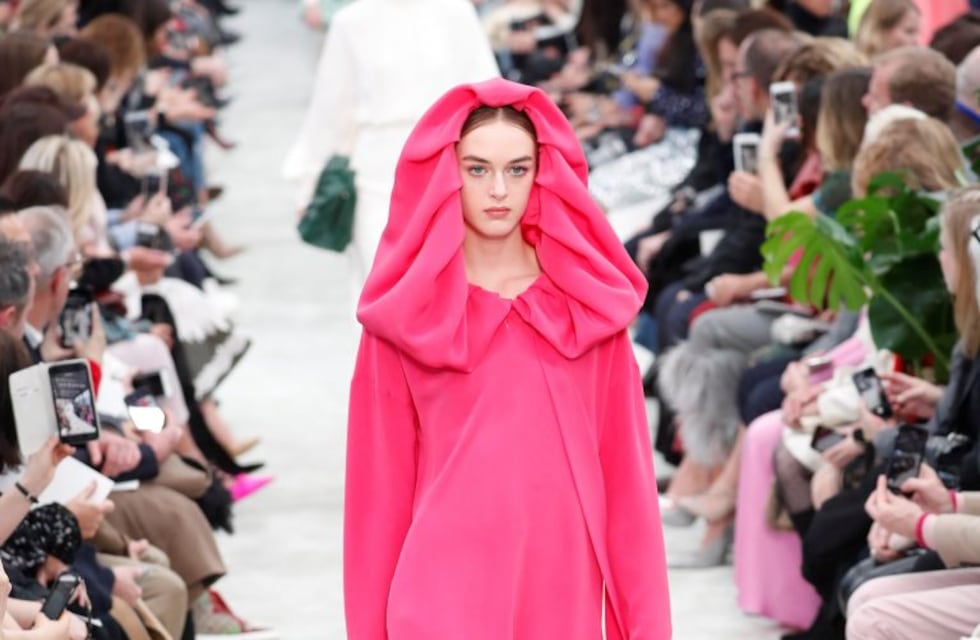 Fucsia: el extremo más eléctrico del rosa conquista las pasarelas de todo el mundo
