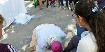 Lozano le lavó los pies a las internas\u002E