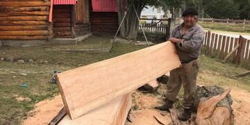 Manuel Nauto nos muestra como transforma un tronco de madera en tablones para usos múltiples\u002E