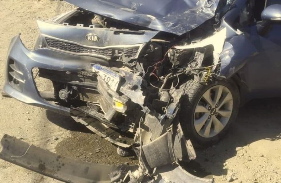 Se produjo un fuerte choque entre un automóvil KIA y un camión Ford Cargo que estaba estacionado