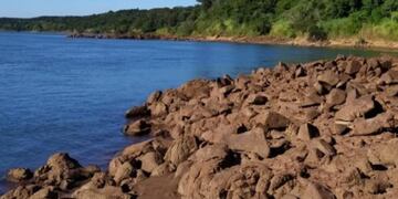 Así lucía el Paraná a la altura de Puerto Rico, con un pedregal desnudo por la bajante del río\u002E Ya se está recuperando un poco\u002E (imagen ilustrativa)