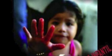 Imagen de una reciente marcha contra el abuso infantil realizada en Puerto Iguazú\u002E (El Territorio)