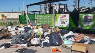 Basura fuera del predio del Punto Eco