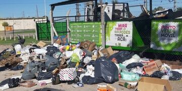 Basura fuera del predio del Punto Eco