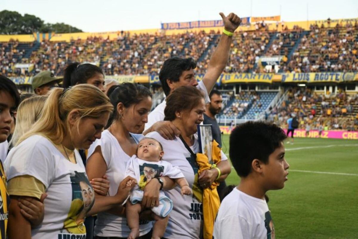 Los padres y hermanas del muchacho fueron recibidos con aplausos y cánticos en el campo de juego\u002E (@carcoficial)