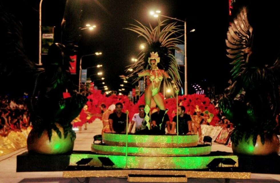 Con mas de 10 mil personas en el corsódromo arrancaron los carnavales 2020