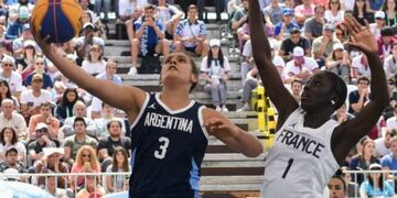 Florencia Chagas anotó un doble desde el piso para el empate parcial ante Francia, en el básquet 3x3 olímpico de Buenos Aires 2018\u002E