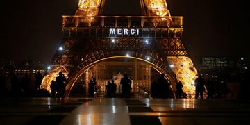 Coronavirus en Francia: la Torre Eiffel se iluminó para homenajear a quienes luchan contra la pandemia (REUTERS/Charles Platiau)