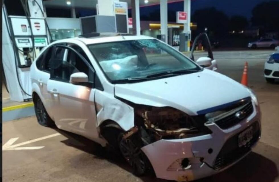 Despistó y casi chocó los surtidores de una estación de servicio
