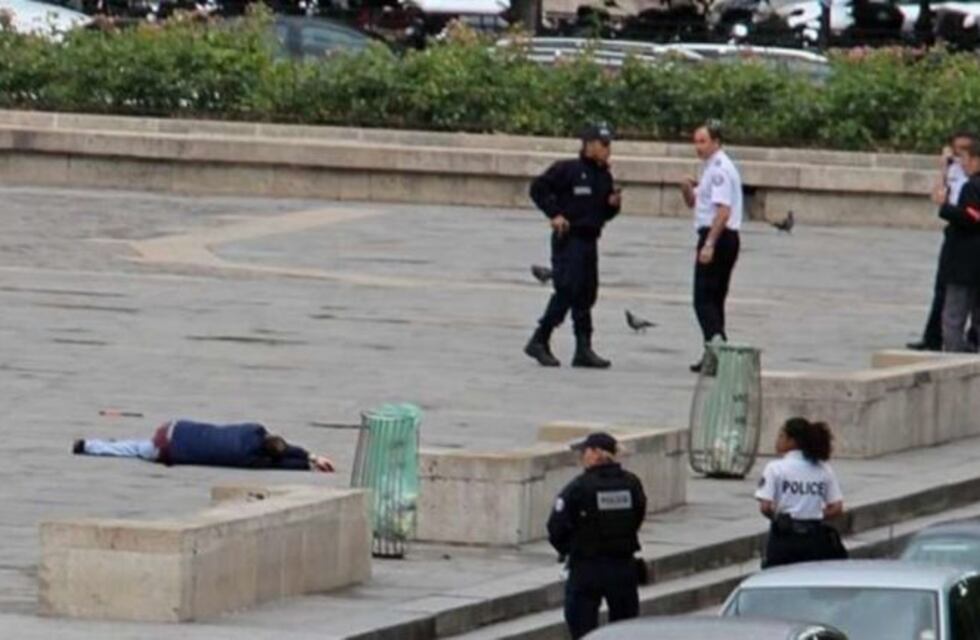 Quién es Farid Ikken, el hombre que atacó a un grupo de policías en París