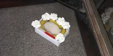 La caja sospechosa apareció sobre uno de los ingresos al edificio de Tribunales por calle Montevideo\u002E (@gbelluati)