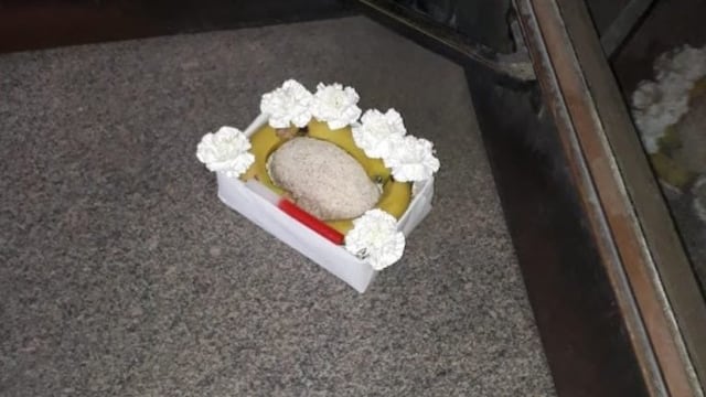 La caja sospechosa apareció sobre uno de los ingresos al edificio de Tribunales por calle Montevideo\u002E (@gbelluati)