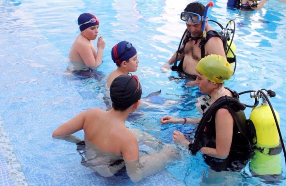El Club Buceo de San Luis enseñó a nadar a niños de una escuela