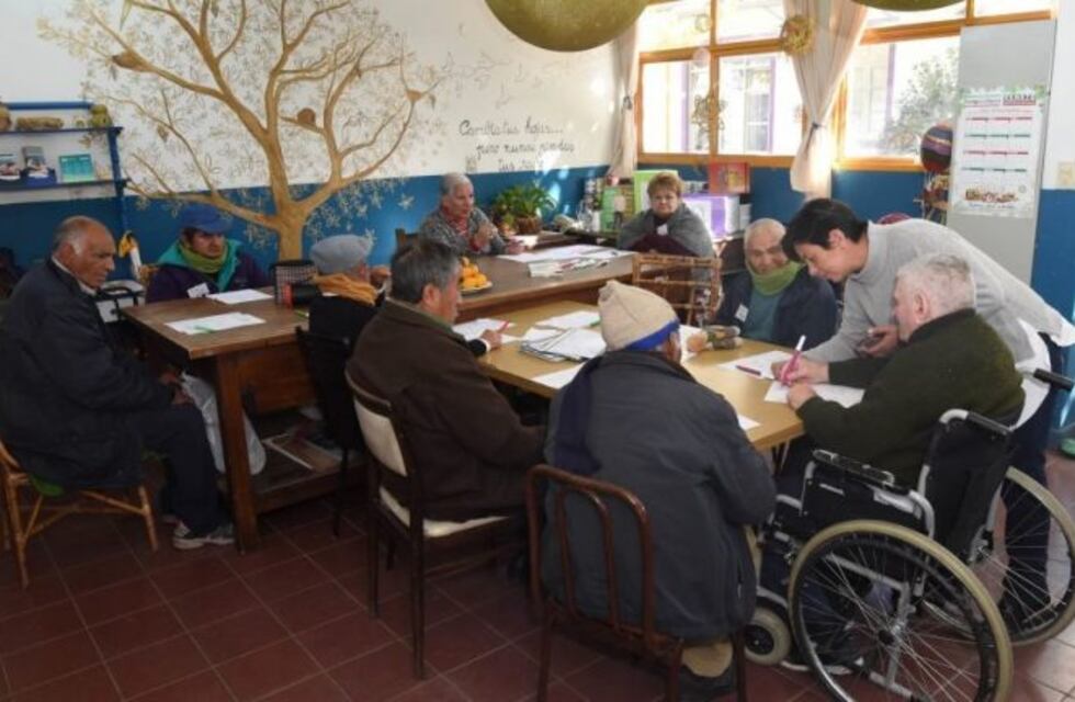 Los adultos mayores del Hogar Santa Marta hacen la primaria