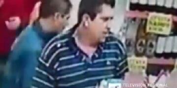 Iba acompañado por su familia y a la vista de todos escondió los objetos entre sus prendas\u002E