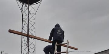 Auxilio de municipales de Posadas a una familia cuya vivienda resultó dañada por la tormenta\u002E (Municipio)