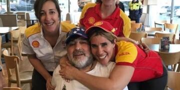 La foto del entrenador con las playeras de la estación de servicio de Las Armas (web)\u002E