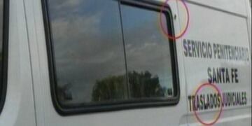 Rosario, Luis ''Pollo'' Bassi, baleado durante el traslado\u002E FOTO IMAGEN TV\r\n\r\nDYN58, ROSARIO 21/03/2017, UN GRUPO DE DELINCUENTES BALEÓ HOY CON FUSILES EL CELULAR DEL SERVICIO PENITENCIARIO SANTAFESINO QUE TRASLADABA AL PENAL DE LA CÁRCEL DE CORONDA A LOS TRES ACUSADOS POR EL CRIMEN DEL EX LÍDER DE \