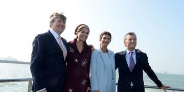DYN36, BUENOS AIRES 28/03/17, EL PRESIDENTE MAURICIO MACRI RECORRIÓ EN BARCO LAS TERMINALES DEL PUERTO DE ROTTERDAM Y ESCUCHÓ DE LOS DIFERENTES EMPRESARIOS QUE TIENEN ACTIVIDADES EN EL LUGAR DETALLES DEL FUNCIONAMIENTO DE SUS FIRMAS\u002E EL JEFE DE ESTADO ESTUVO ACOMPAÑADO POR LA PRIMERA DAMA, JULIANA AWADA, LOS REYES GUILLERMO Y MÁXIMA Y EL ALCALDE DE ROTTERDAM, AHMED ABOUTALEB\u002EFOTO\u002EDYN/PRESIDENCIA holanda mauricio macri juliana awada reina maxima de holanda rey guillermo visita oficial del presidente argentino actividades del presidente primera dama recorrida en barco por el puerto