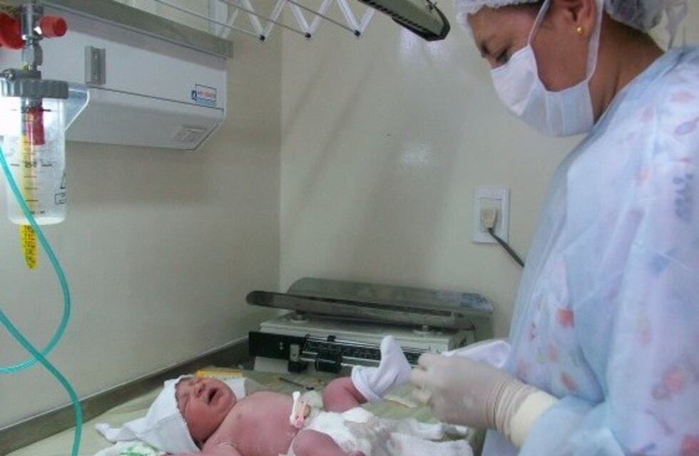 Desde ahora las mamás podrán donar la sangre del cordón umbilical en el Lagomaggiore