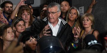 El presidente del Partido Justicialista, José Luis Gioja, abandona la sede del partido el 10/04/2018 en Buenos Aires, Argentina\u002E La Justicia argentina decidió la intervención del histórico Partido Justicialista (PJ), fundado hace más de 70 años por el tres veces ex presidente Juan Domingo Perón, al considerar que transita un estado de \