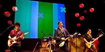 MON03\u002E MONTEVIDEO (URUGUAY), 27/10/09\u002E- El grupo chileno Los Tres ofrece un recital brindado en la madrugada de hoy, 27 de octubre de 2009, en el Teatro Solís de Montevideo (Uruguay)\u002E Los Tres actuó este martes por primera vez en Uruguay después de más de veinte años de trayectoria musical que los han catapultado como una de las bandas de referencia del rock latinoamericano\u002E La banda ofreció un impecable concierto en la sala Zavala Muniz del Teatro Solís de Montevideo ante unos trescientos espectadores que a duras penas consiguieron mantenerse quietos en sus asientos ante el vendaval de rock que el grupo desplegó\u002E EFE/Carlos Rul-lan uruguay montevideo recital del grupo chileno los tres musica conjuntos musicales