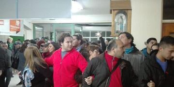 Se armó un cordón humano de religiosos para no sacar la imagen de la virgen\u002E