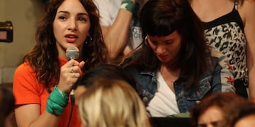 AME8355\u002E BUENOS AIRES (ARGENTINA), 11/12/2018\u002E- La actriz argentina Thelma Fardín (i) habla durante una rueda de prensa hoy en Buenos Aires (Argentina)\u002E Fardín reveló que realizó recientemente una denuncia en Nicaragua contra el actor Juan Darthés por una violación ocurrida en 2009, cuando ella tenía 16 años y se encontraban en el país caribeño para una gira por la novela juvenil \